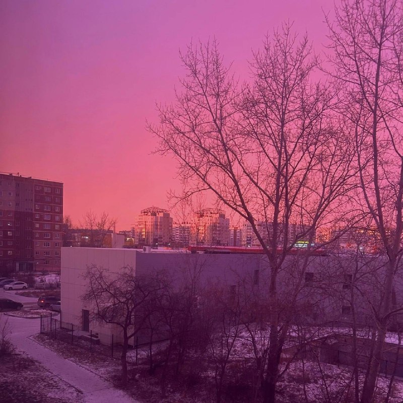 Uralské město bylo osvětleno zvláštním růžovým světlem. co to bylo?Tento přírodní jev j...
