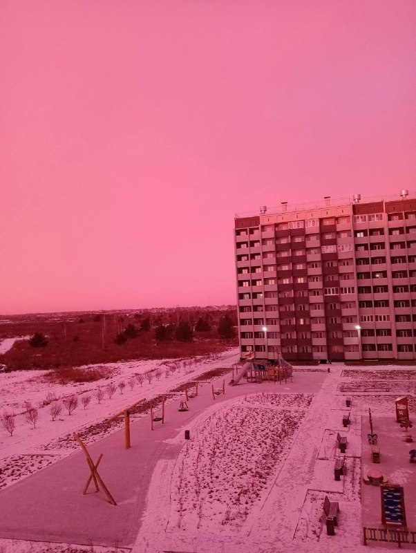 Uralské město bylo osvětleno zvláštním růžovým světlem. co to bylo?Tento přírodní jev j...