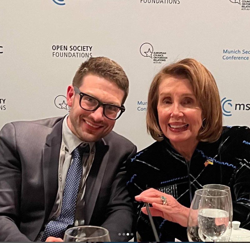 🇺🇸 USA - Před pár týdny George Soros oficiálně předal vedení svých společností synov...