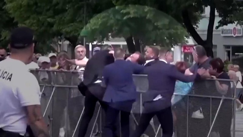 Útoky proti nemainstreamovým politikůmZavraždili Šinzó Abeho, zranili Bolsonara, Roberta Fica....