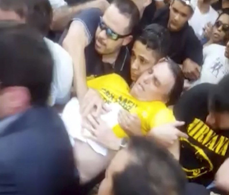 Útoky proti nemainstreamovým politikůmZavraždili Šinzó Abeho, zranili Bolsonara, Roberta Fica....