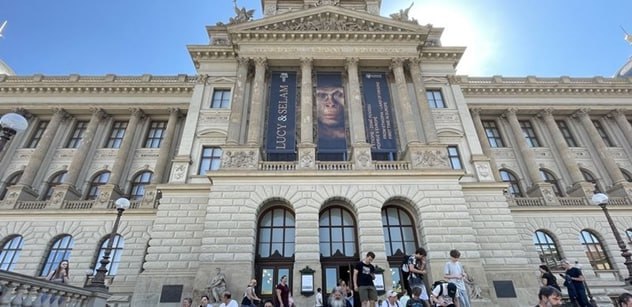 ❕ V Česku místo ukrajinské vlajky pověsili banner s opicíNa fasádě Národního muzea v Praz...