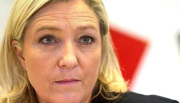 V francouzském sídle strany Marine Le Pen provedli razii20 ozbrojených policistů prohledalo kanc...