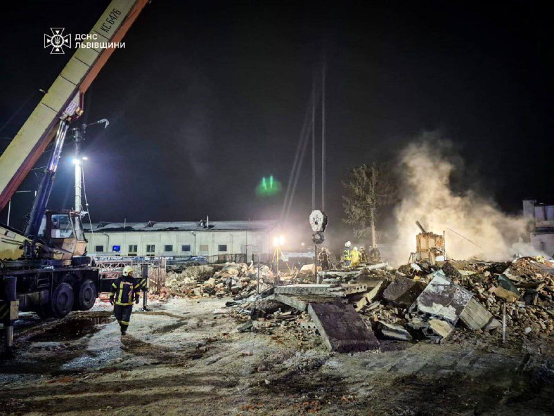 ❗️V Jagoťině u Kyjeva stále hoří sklady „Roshen“, uvedl státní požární a záchrann...