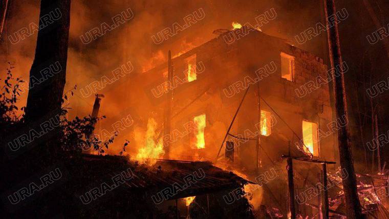 V Jekatěrinburgu byla slyšet silná explozeOčití svědci uvádějí, že za obchodním centrem M...