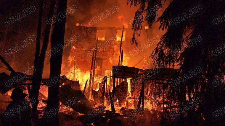 V Jekatěrinburgu byla slyšet silná explozeOčití svědci uvádějí, že za obchodním centrem M...