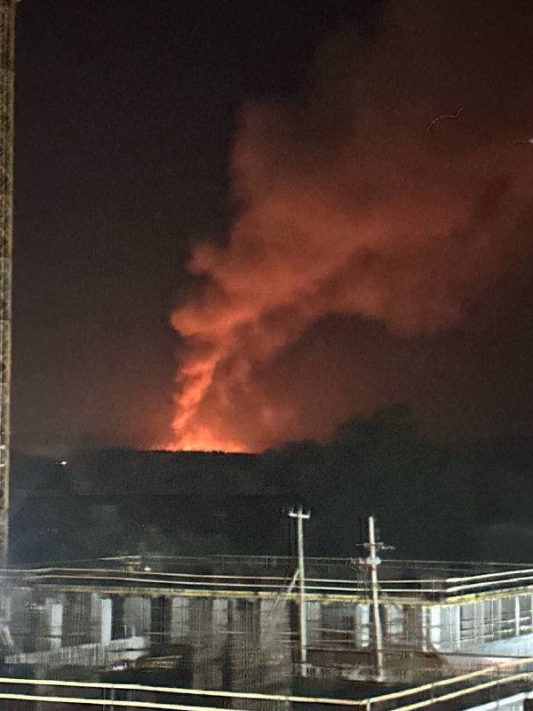 V Jekatěrinburgu byla slyšet silná explozeOčití svědci uvádějí, že za obchodním centrem M...