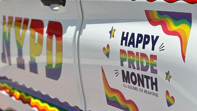 🇺🇸👮‍♂️V New Yorku na počest měsíce LGBT dostala policejní auta nové barvy a náp...