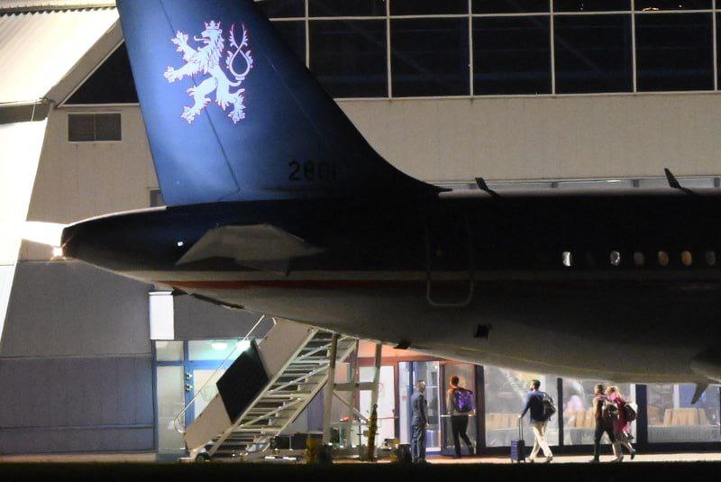 🇨🇿🇮🇱V Praze - Kbelích ráno přistálo letadlo s českými občany z Izraele.Na vojensk...