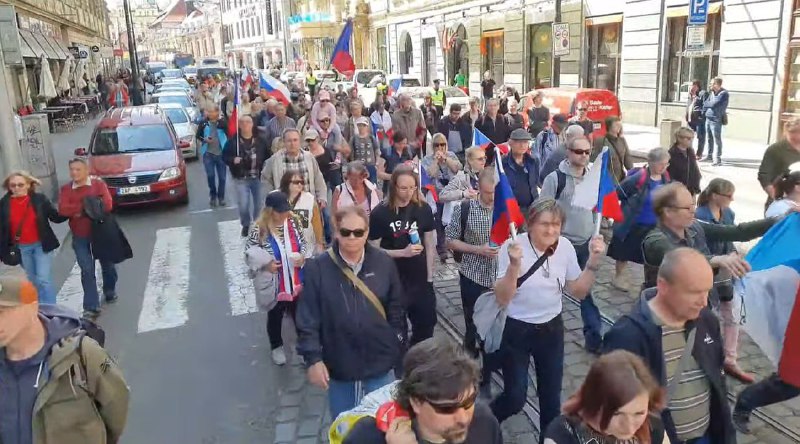 🇨🇿V Praze probíhá akce Mírový pochod, jejíž účastníci vyrazili z náměstí Republiky...