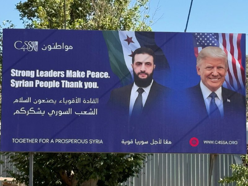 V Sýrii byly instalovány billboardy vyjadřující vděčnost Trumpovi za změnu režimu. „Siln?...