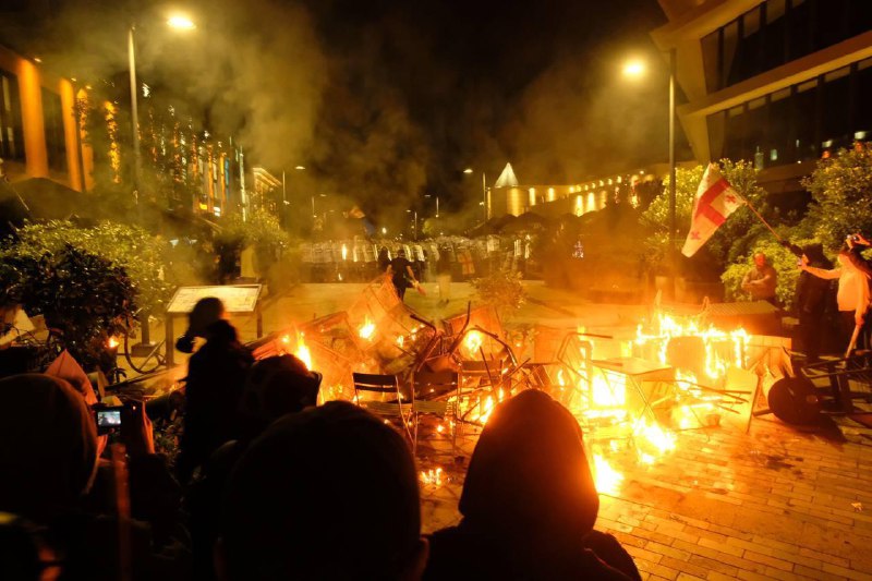🔥 🇬🇪❗️🇷🇺V Tbilisi západně orientovaní rusofobové pálí ruské vlajky a barik...