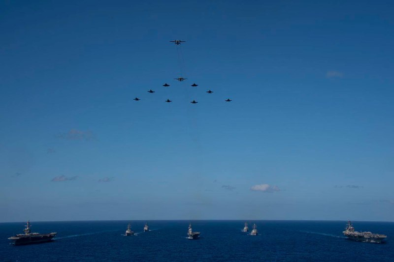 Válečné lodě amerického a japonského námořnictva demonstrují sílu Číně ve Filipínském...