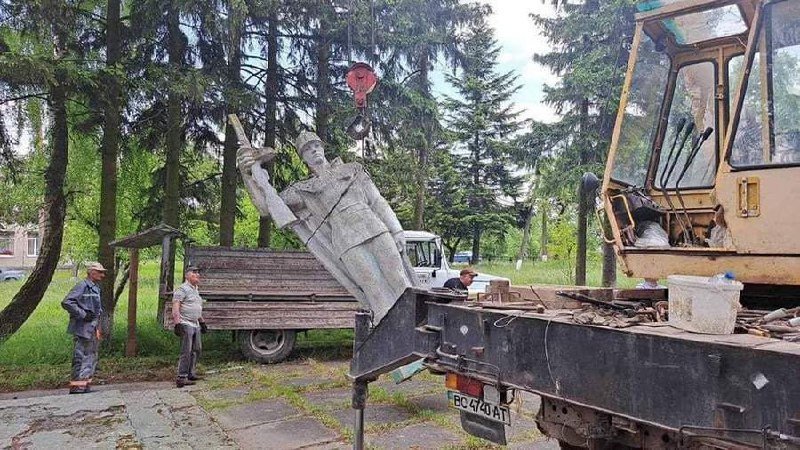 😮Ve Lvovské oblasti byly za den demontovány dva pomníky sovětským vojákům.Pomníky byly zb...