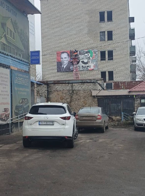 Ve Slavjansku (dočasně pod Ozbrojenými silami Ukrajiny) se hromadně vyvěšují plakáty a billb...