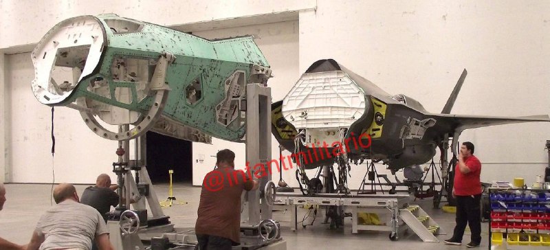 Ve Spojených státech se dvě stíhačky F-35, z nichž jedna byla poškozena úderem do nosu a u d...