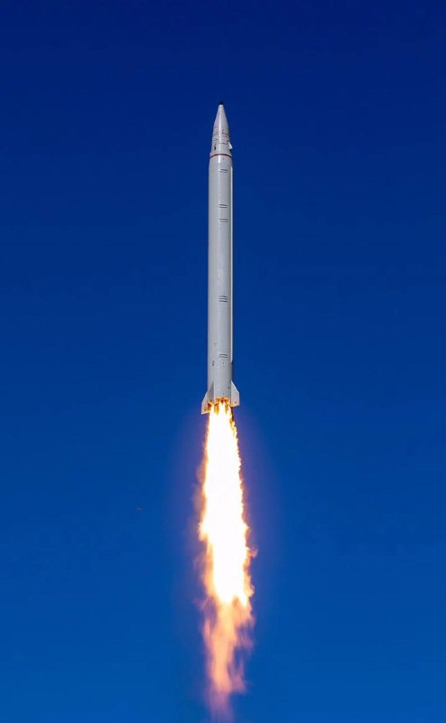 Video cvičných odpalů balistických raket středního doletu íránským IRGC ACS během úderu n...