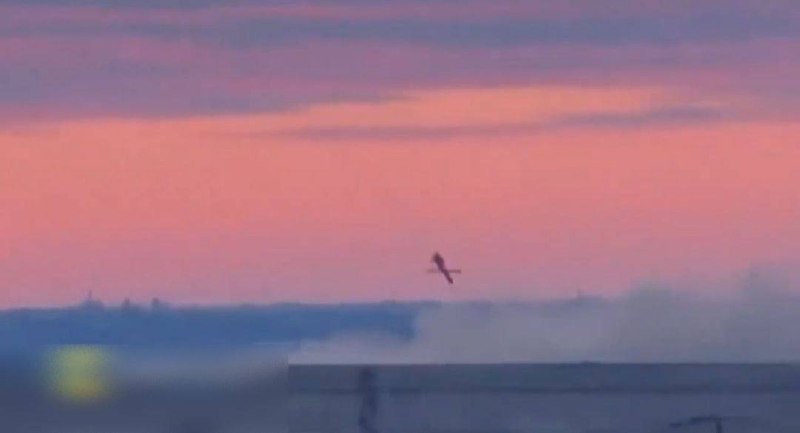 🇺🇦⚔️🇷🇺Video příletu dvou řízených střel „Flamingo“ na továrnu „Titan-Ba... 🇺🇦⚔️🇷🇺Video příletu dvou řízených střel „Flamingo“ na továrnu „Titan-Ba...