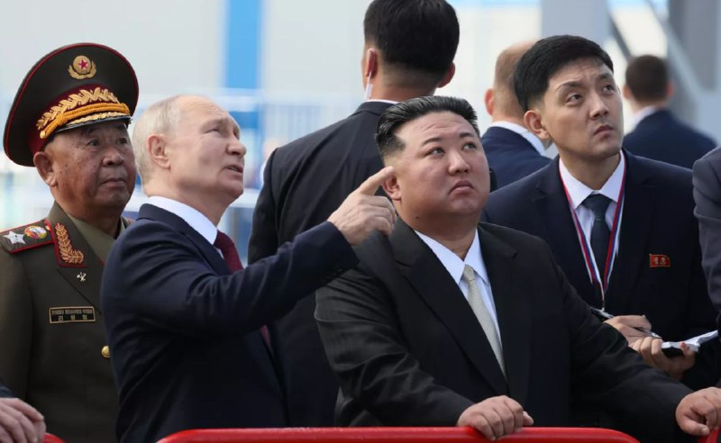 🇷🇺🇰🇵 Vladimir Putin daroval Kim Čong-unovi rukavici ze skafandru, který byl ve vesmír...