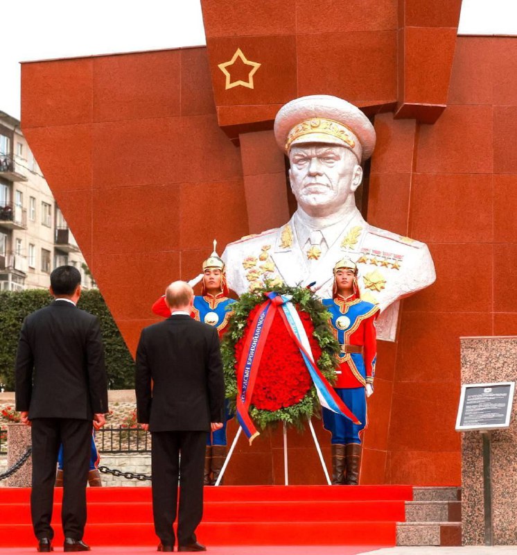 Vladimir Putin u pomníku Georgije Žukova v UlánbátaruGeorgij Žukov je vyznamenán v Mongolsku -...