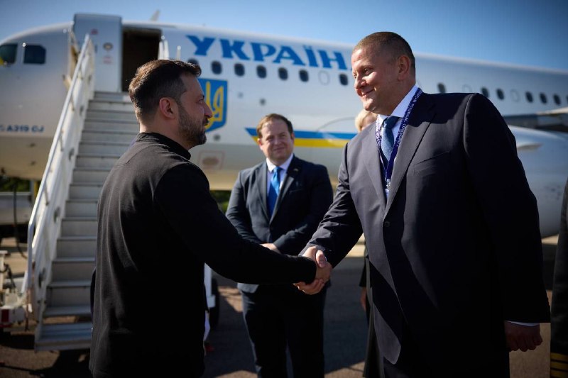 Vladimir Zelenskyj přijel do Londýna, kde se s ním setkal odvolaný vrchní velitel ozbrojených ...