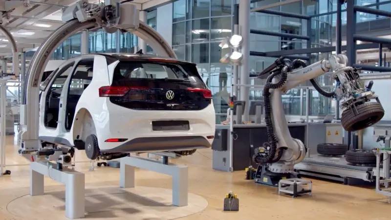 Volkswagen zítra poprvé po 88 letech uzavře automobilovou továrnu v Drážďanech.Továrna v dob...