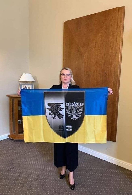 Vsadil bych se že se jedná o propagaci ukrajinského nacismu kterému se toto slabomyslné obskurn...