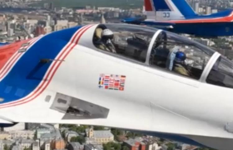Vzkaz vyslaný NATO a kolektivnímu západu. Swifti létali nad Rudým náměstím s vlajkami NATO ... Vzkaz vyslaný NATO a kolektivnímu západu. Swifti létali nad Rudým náměstím s vlajkami NATO ...