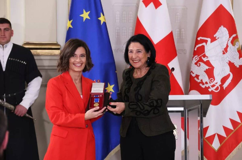 🇬🇪 Z obřadní síně gruzínské prezidentské rezidence byla odstraněna vlajka EU.Nyní, ja...