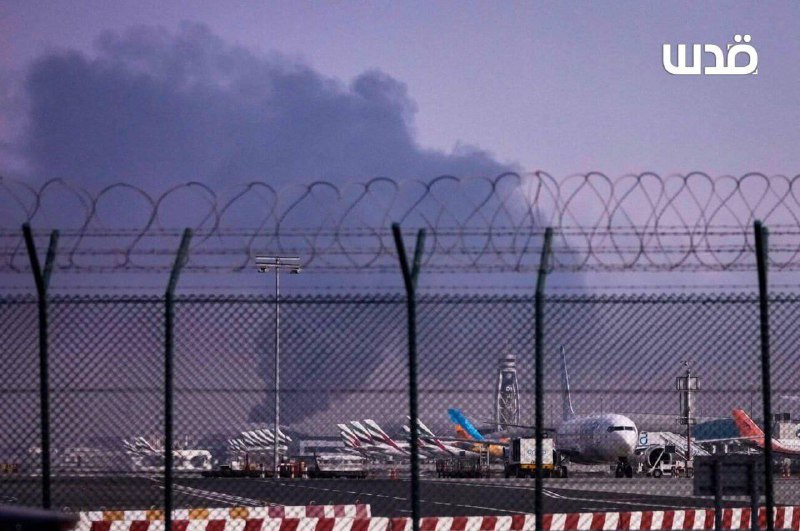 Záběry ukazující pokračující požár a stoupající sloupy kouře na Mezinárodním letišti ... Záběry ukazující pokračující požár a stoupající sloupy kouře na Mezinárodním letišti ...