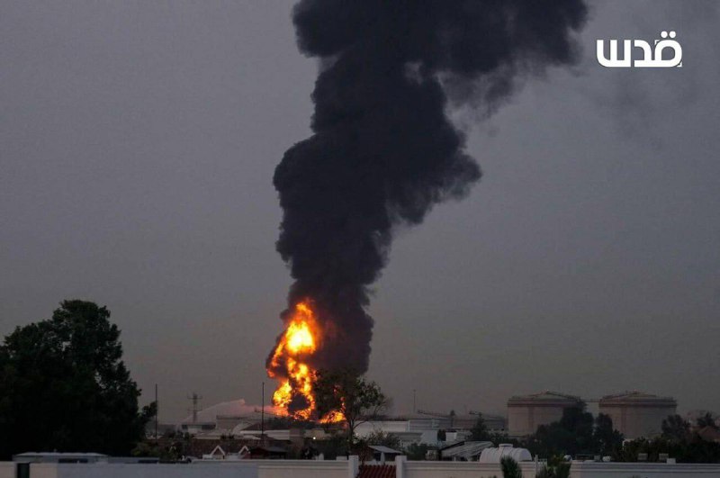 Záběry ukazující pokračující požár a stoupající sloupy kouře na Mezinárodním letišti ... Záběry ukazující pokračující požár a stoupající sloupy kouře na Mezinárodním letišti ...