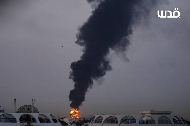 Záběry ukazující pokračující požár a stoupající sloupy kouře na Mezinárodním letišti ... Záběry ukazující pokračující požár a stoupající sloupy kouře na Mezinárodním letišti ...