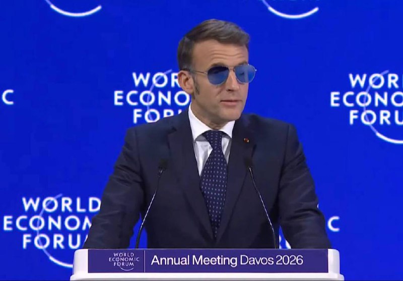 🤡😄🤡😄Zastavte domácí násilí!: Macron vystupuje v Davosu a skrývá podlitiny pod ...