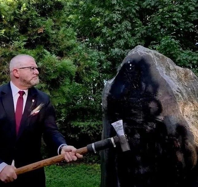 🇵🇱🇺🇦 Zatímco Sikorski navštěvuje Kyjev, polský europoslanec Grzegorz Braun zničil p... 🇵🇱🇺🇦 Zatímco Sikorski navštěvuje Kyjev, polský europoslanec Grzegorz Braun zničil p...