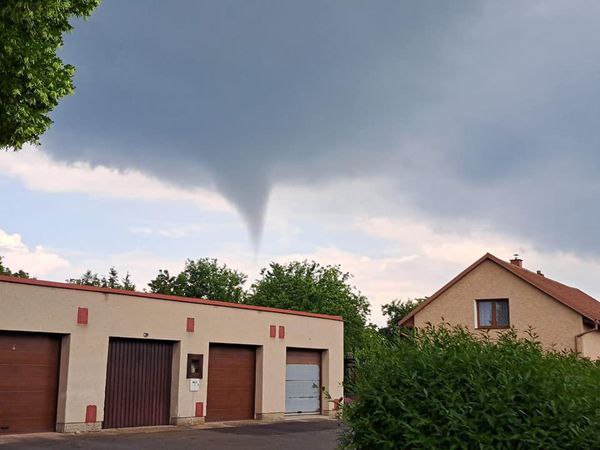 🇨🇿Zdá se to neuvěřitelné: Obec Lubná u Poličky byla dnes okolo 12:30 opět zasažena tor...