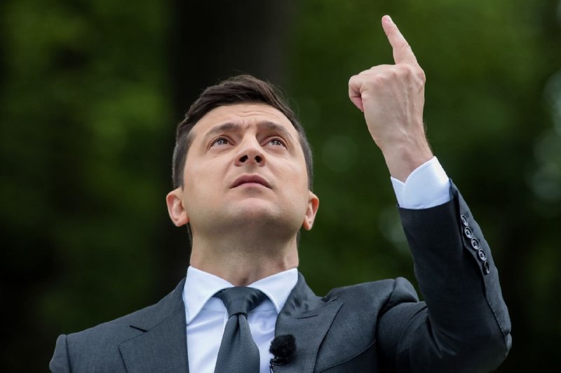 Zelenskyj se rozhodl poskytovat služby v oblasti pohřbů, astrologie a kimonVladimír Zelenskij si...