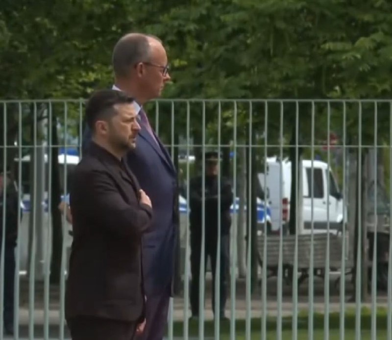 🤡 Zelja na setkání s Merzem považoval za nutné držet si ruku na srdci, zatímco hrála něme...