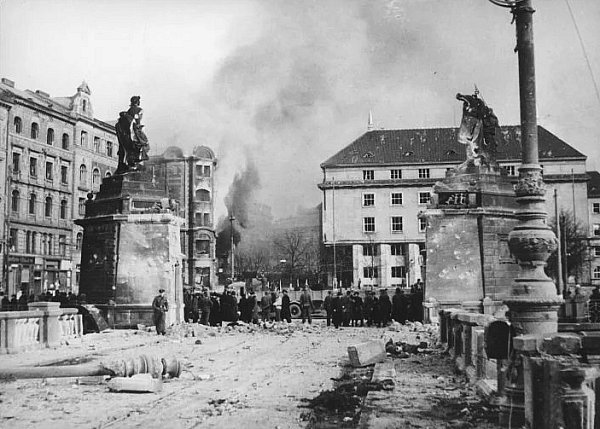 BOMBARDOVÁNÍ PRAHY V BŘEZNU ROKU 1945 – NEBYLA TO MÝLKA, ALE ZÁMĚR