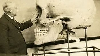 Smithsonian přiznává zničení tisíců obřích lidských koster na počátku 20. století