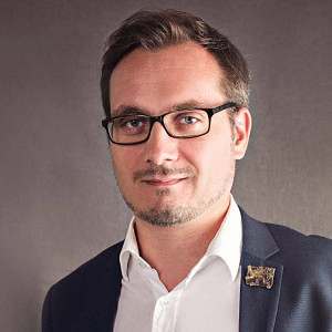 Adam Bartoš: Kecy o spojování, v čem jsme jiní! Jak zlevníme bydlení? A na konec holky v minisukních