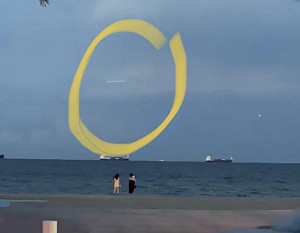MIMOŘÁDNÉ záběry ukazují UFO letící nad mořem během bouřky
