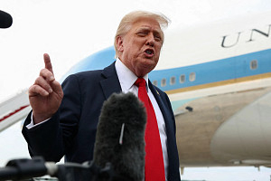 Trumpovy tarify až do výše 100 % na země nebo firmy, které nadále kupují ruskou ropu | české titulky